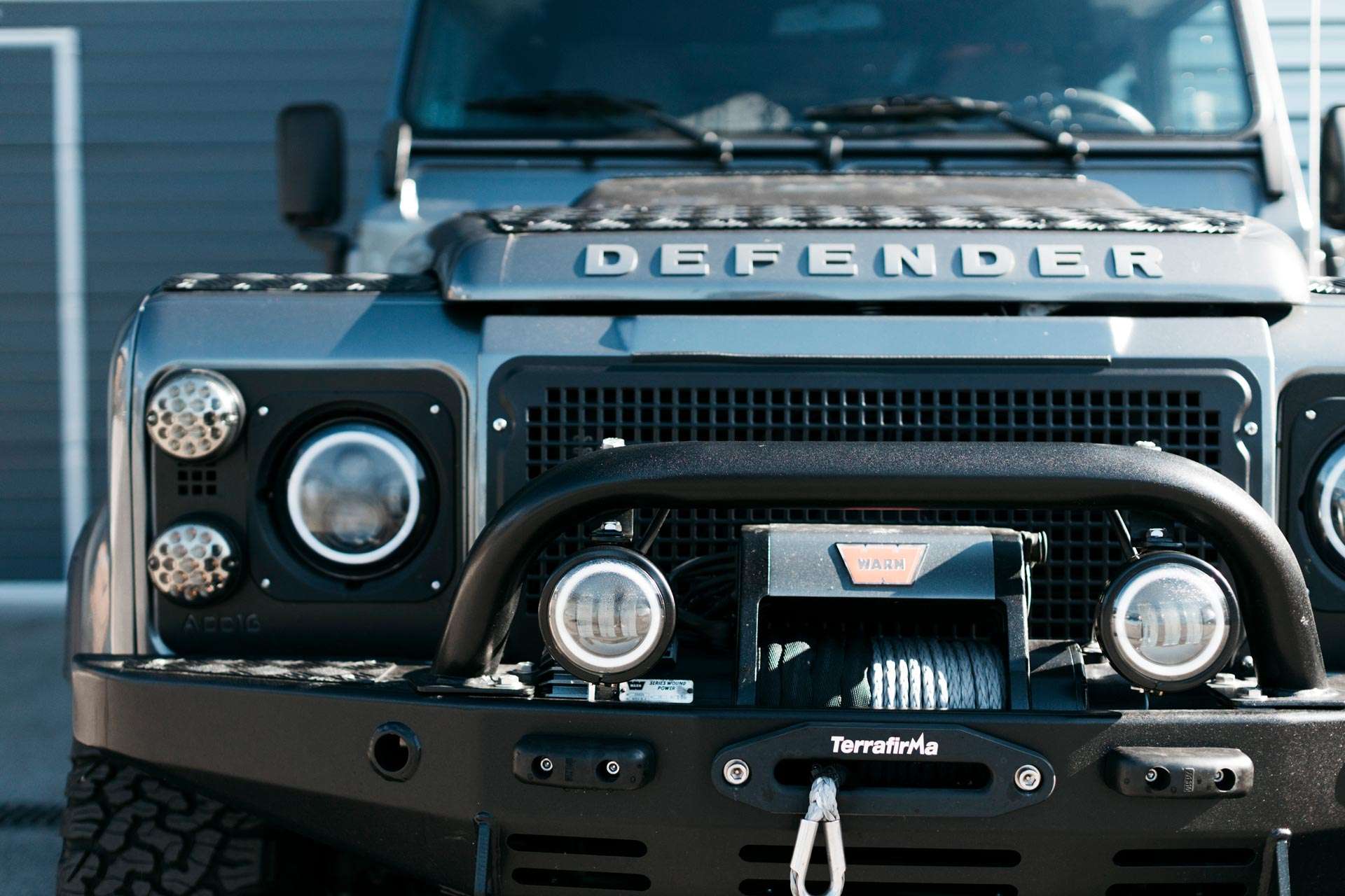 Gros plan de l'avant d'une 4x4 defender