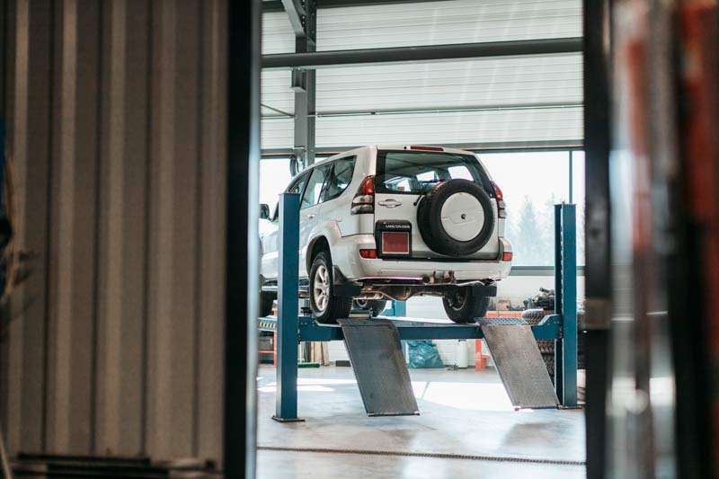 4x4 Land Cruiser dans un garage sur un pont